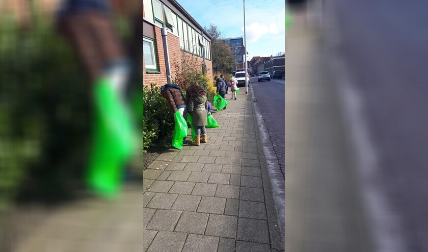 Gewapend met handschoenen, plasticzakken en een mooi hesje hebben de kinderen heel wat zakken afval verzameld