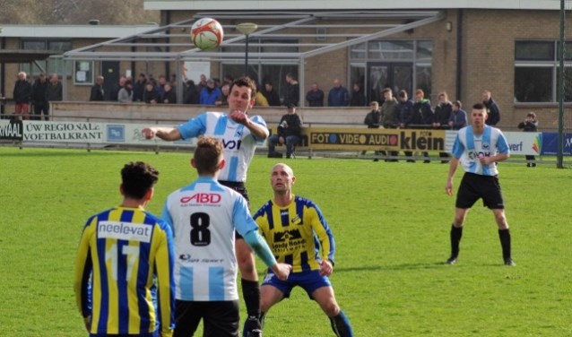 Doelpuntenmaker Ries van den Boogert torent hoog boven iedereen uit.