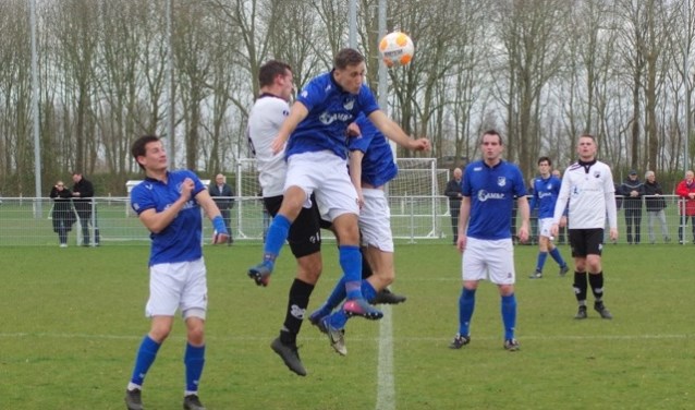 Er waren mooie duels zoals hier het kopduel Thijs Tromp en Jeroen Voshart. Jeroen Sep (l) en Jacco de Gast (r) kijken toe.