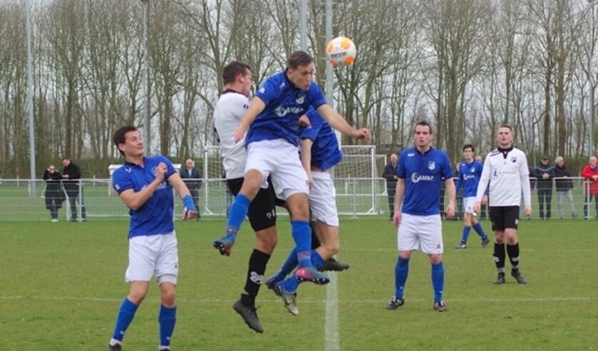 Er waren mooie duels zoals hier het kopduel Thijs Tromp en Jeroen Voshart. Jeroen Sep (l) en Jacco de Gast (r) kijken toe.