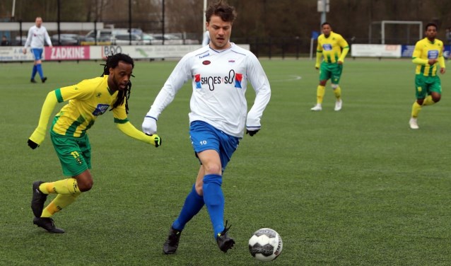 Jordy de Winter ontving in het duel met Rijnmond Hoogvliet Sport al na zeven minuten een rode kaart.