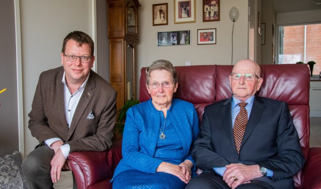 Wethouder Bruggeman mocht namens de gemeente Goeree-Overflakkee een bezoekje brengen aan het diamanten echtpaar in Sommelsdijk. Foto: Sam Fish