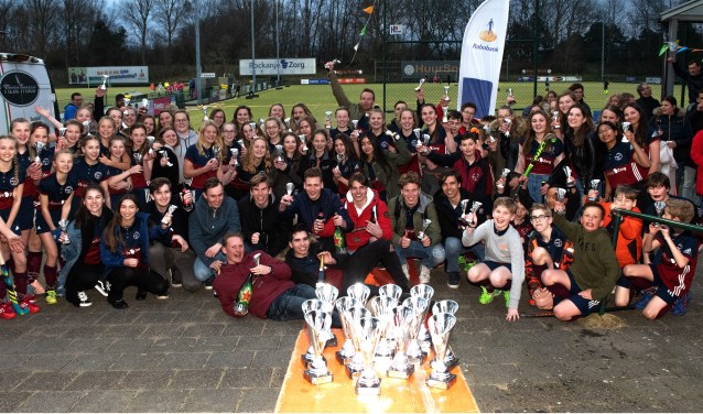 Maar liefst zes hockeyteams van HV Forcial werden kampioen in hun zaalcompetities. (Foto: Jos Uijtdehaage).