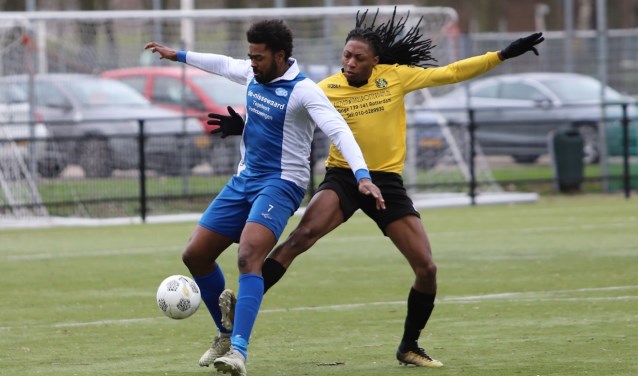SCO'63 en BZC/Zuiderpark, hier nog voetballend in actie. Kort voor het einde bij een 1-2 stand staakte men het duel vanwege wanordelijkheden.
