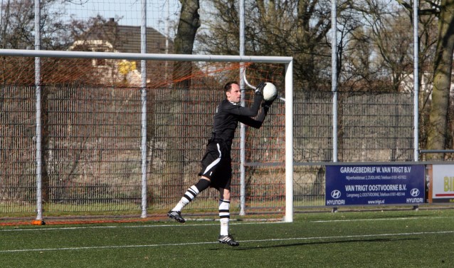 Rockanje-keeper René van der Meiden kan de gelijkmaker van Stellendam ook niet voorkomen. (Archieffoto: Wil van Balen).