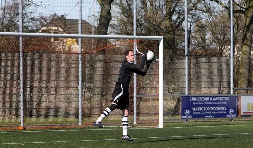 Rockanje-keeper René van der Meiden kan de gelijkmaker van Stellendam ook niet voorkomen. (Archieffoto: Wil van Balen).
