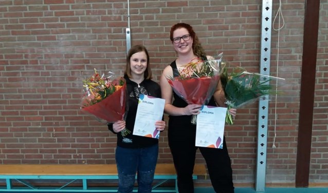 De dames tonen vol trots hun certificaten.