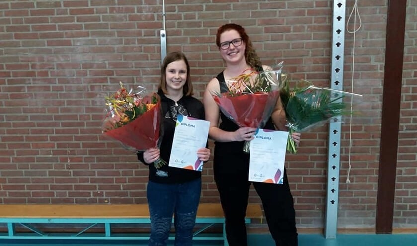 De dames tonen vol trots hun certificaten.