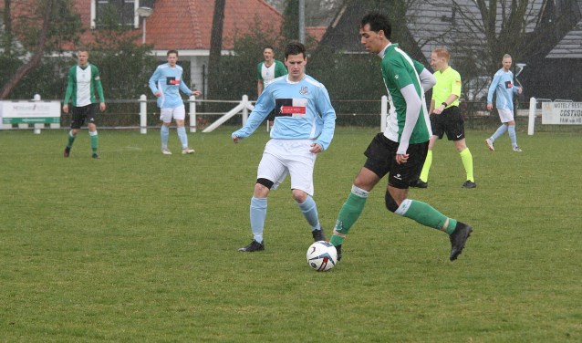 Douwe Zijlstra hier in duel met OVV-spelverdeler Timo Lemmens, scoorde voor Vierpolders. (Foto: Wil van Balen).
