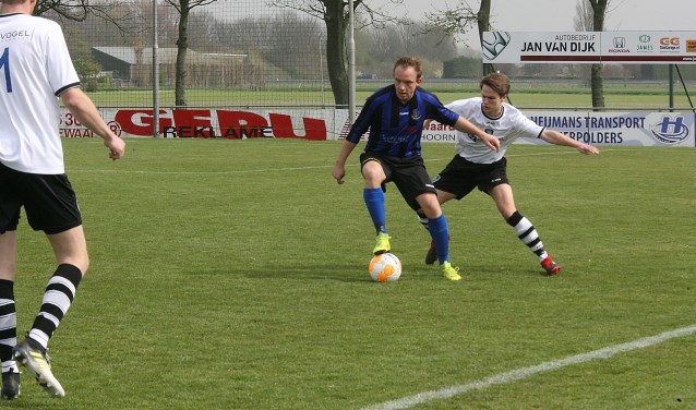 Glenn Stoffers tekende met een 'precisie vrije schop' voor de goal van Vierpolders. (Foto: Wil van Balen).