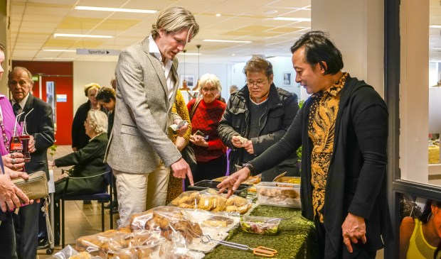 De burgemeester kreeg uitleg over de diverse Indische hapjes.