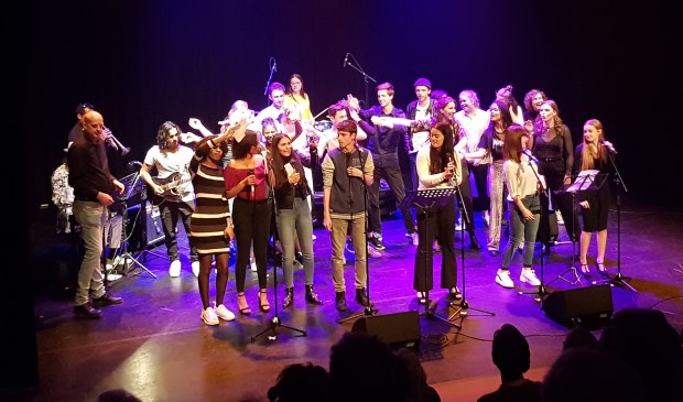 Op het podium in het theater.