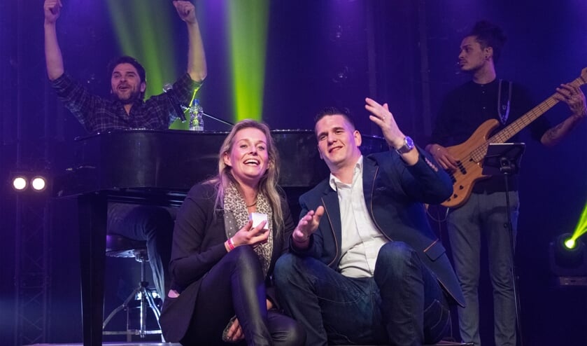 Zanger Tino Martin was een van de smaakmakers op de Hollandse (vrijdag) Avond bij Rockanje Live. (Foto: Jos Uitdehaage).
