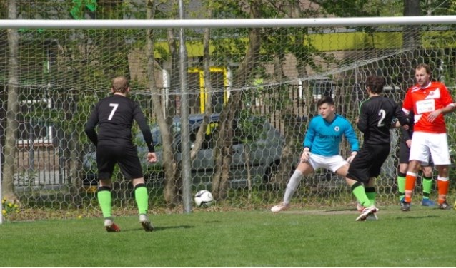 De bal gaat voorlangs het doel van keeper Matthijs Verstrate.