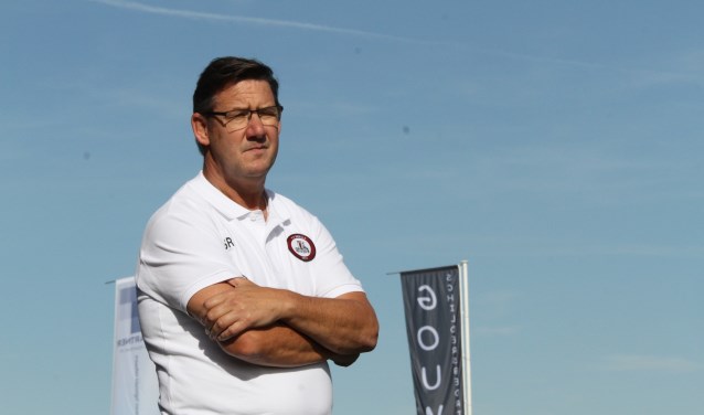 De zorgelijke blik van trainer Stanley Rieborn spreekt boekdelen na de nederlaag van Brielle bij Delta Sport. (Archieffoto: Wil van Balen).