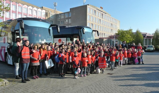 Burgemeester Van Oosten zwaaide de turners uit. Foto: Marja de Wit
