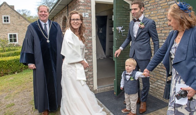 Ghislaine, Cornelis en de kleine Andreas hebben zoeven de deur geopend van de ruimte waar de expositie 'Trouwen is houwen' in museum De Duinhuisjes is ingericht. (Foto: Jos Uijtdehaage).
