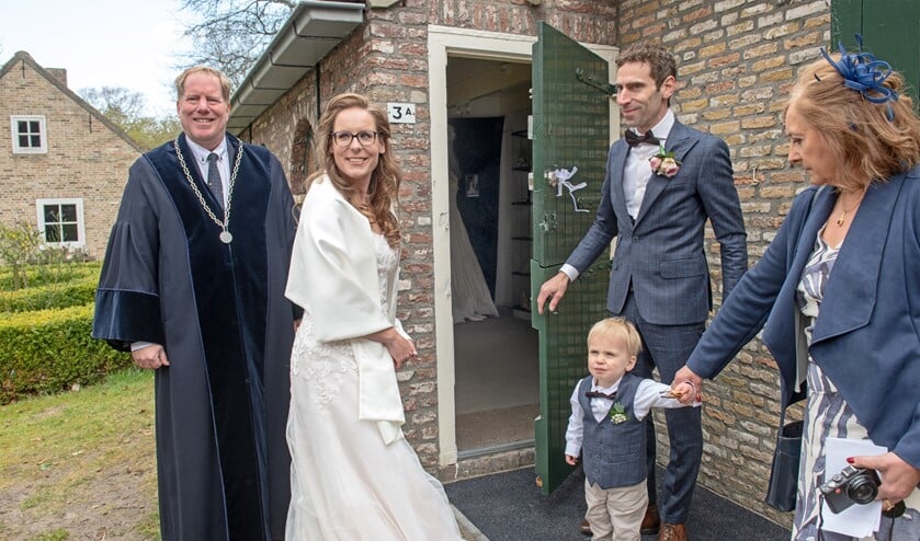 Ghislaine, Cornelis en de kleine Andreas hebben zoeven de deur geopend van de ruimte waar de expositie 'Trouwen is houwen' in museum De Duinhuisjes is ingericht. (Foto: Jos Uijtdehaage).