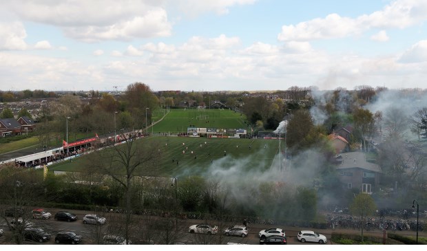 Vuurwerk bij de derby tussen Hellevoetsluis en Nieuwenhoorn