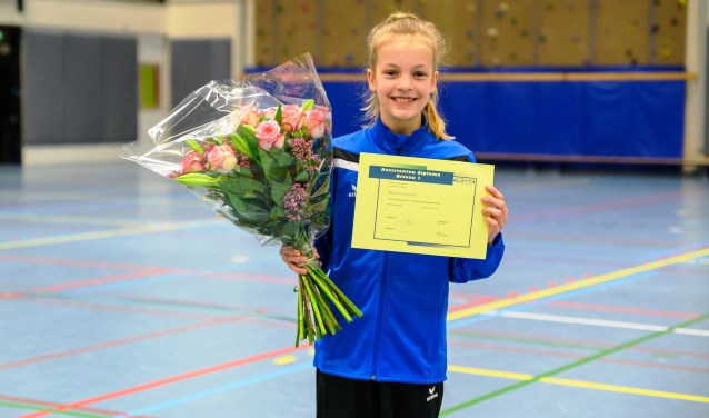 Nanou Gravestein met haar diploma.