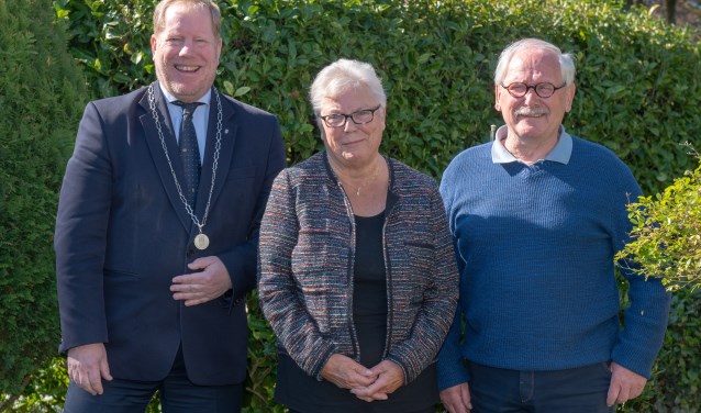 Het echtpaar Van den Engel-De Bruin kreeg bezoek van burgemeester De Jong vanwege de 55ste huwelijksdag. (Foto: Jos Uijtdehaage).