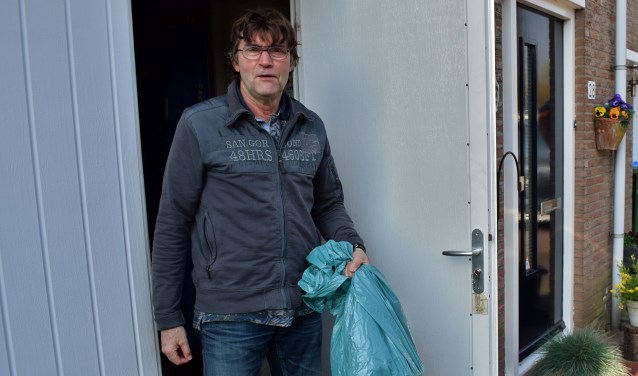 De familie Teuben is weer klaar voor de kledinginzamelingsactie! (Foto: Martin van Gurp)