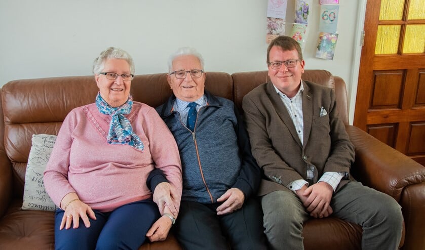 Namens de gemeente kwam wethouder Berend Jan Bruggeman een bloemetje en een kaart brengen bij het diamanten bruidspaar. Foto: Sam Fish