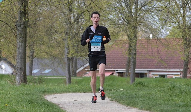 Eric Wolfert in de laatste 2 kilometer van de Marathon Zeeuws-Vlaanderen op weg naar de 10e plaats.