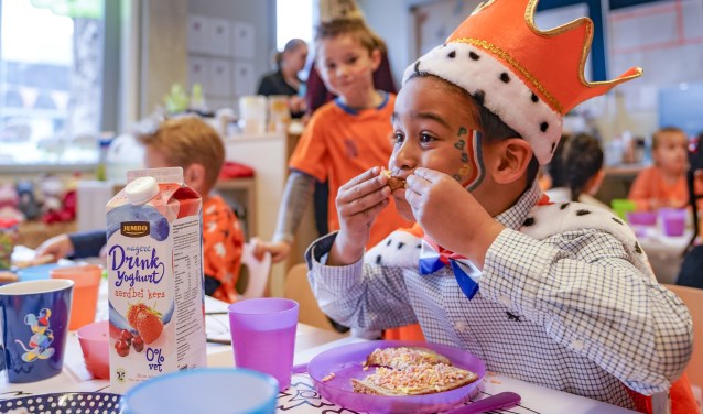 Ook op de Mgr. Bekkersschool werd lekker gesmuld.