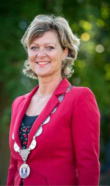 "Ik ben graag de burgemeester van dit mooie eiland en het is dan heel mooi als uw raad het vertrouwen onderstreept met deze aanbeveling."