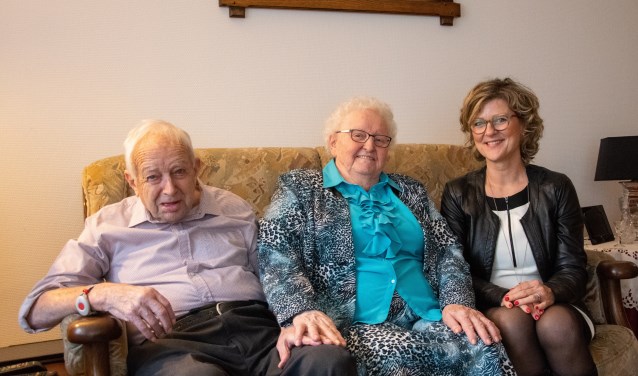 Het briljanten bruidspaar kreeg bezoek van burgemeester Ada Grootenboer-Dubbelman. Foto: Sam Fish