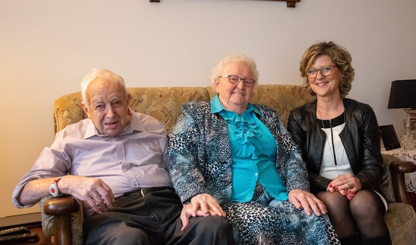 Het briljanten bruidspaar kreeg bezoek van burgemeester Ada Grootenboer-Dubbelman. Foto: Sam Fish