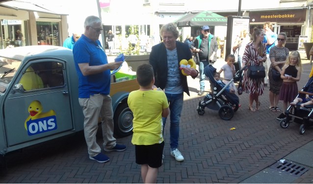 Wethouder Leon Soeterboek verrichte de loting.