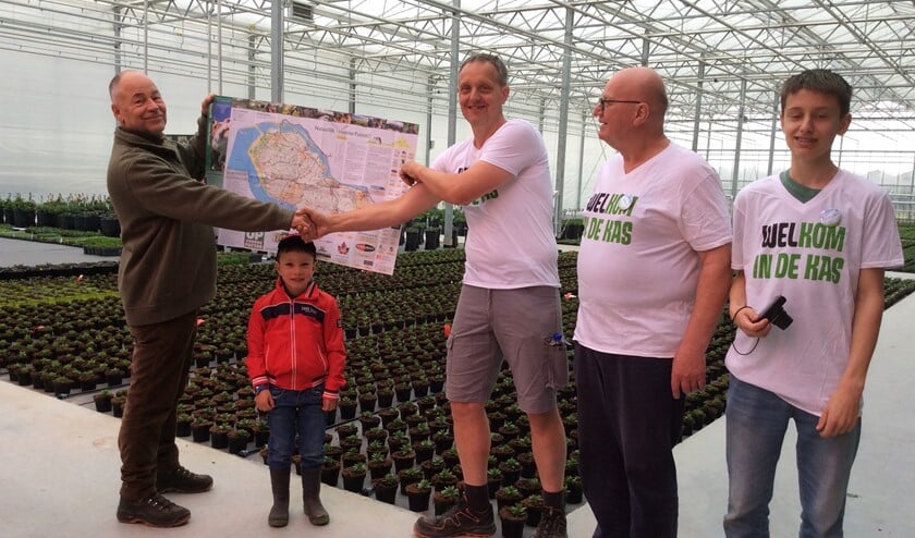 Ies klok reikte zaterdag de 1e eilandkaart uit aan Jan Varekamp van Vers van Voorne (Foto: Jacqueline van Hoey Smith)