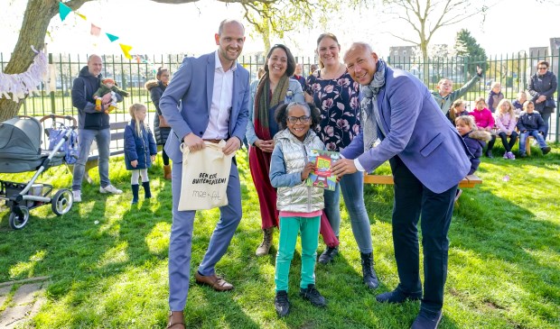 Luna (midden) uit groep drie van basisschool Annie M.G.Schmidt won de mascotte ontwerpwedstrijd.