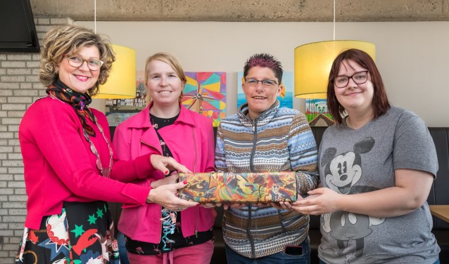 De drie ontwerpers Joyce Becker, Roxanne Scheffer en Felicia Buitendijk waren bij de overhandiging aanwezig. (Foto: Wim van Vossen)