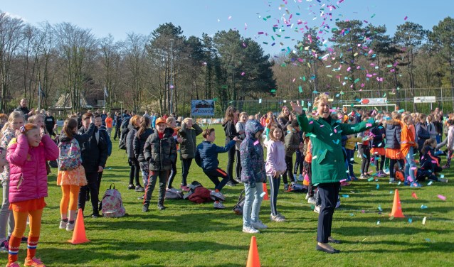 Wethouder Joriena de Jongh opende in Oostvoorne de Koningsspelen. (Foto: Jos Uijtdehaage).
