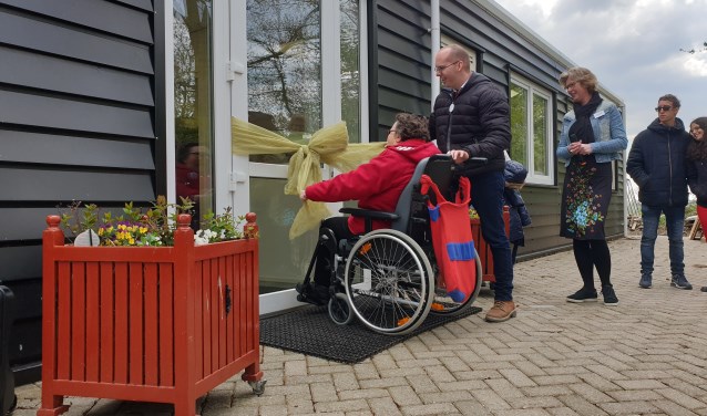 De officiële opening van het nieuwe activiteitengebouw van De Bonte Koe werd verricht door Pieter en Atie.(foto Geena Lauwers)