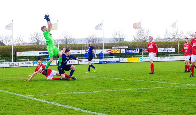 Keeper Dennis Sleiffer van ’s Gravendeel de bal vast. Marc Peeman wordt gestuit door Luc Rozendaal (Foto: Peter Prins)