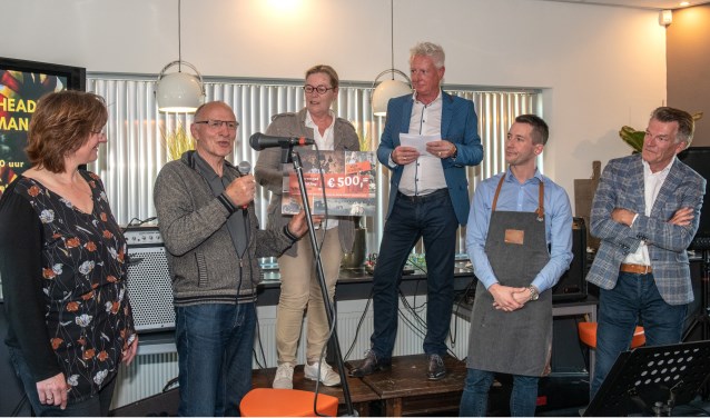 Dankwoord van Jan van Buren, de leider van de jeugdtimmerclub, voor Dinie Barendregt en Geuzenstaete. Foto Jos Uijtdehaage