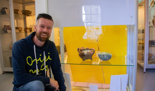Arco Hoekman is trots op de schat die hij heeft gevonden en de plek die het heeft gekregen in het Streekmuseum. Foto: Sam Fish