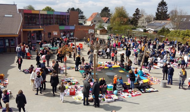 's Middags was er op het schoolplein een kleedjesmarkt.