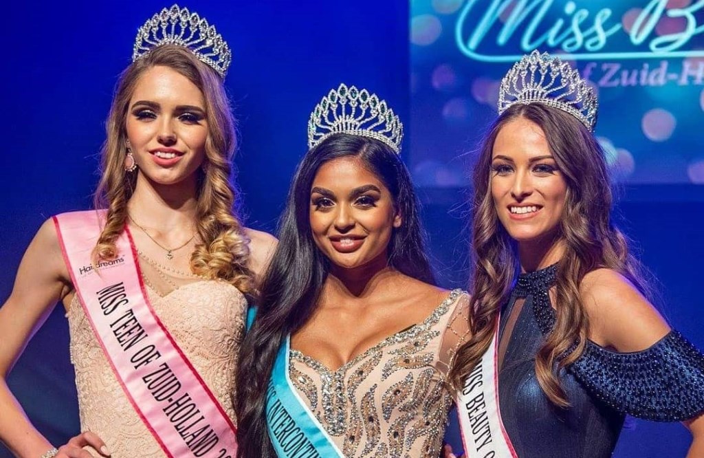 Drie winnaressen met rechts Laura van Berkel