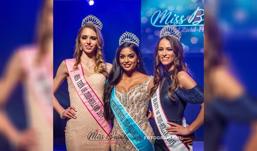 Drie winnaressen met rechts Laura van Berkel
