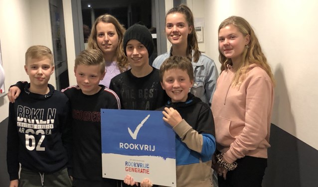 Het jeugdbestuur met het bordje 'Rookvrij', vanaf komende week bij Good Luck te zien, met als doel een rookvrij sportcomplex te hebben.