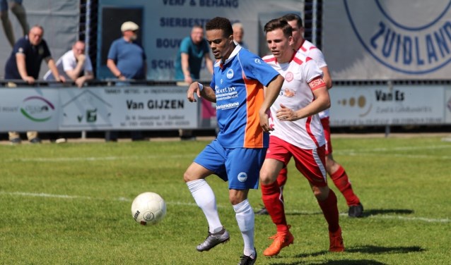 Zuidland was zaterdag het veel hogere staande Hellevoetsluis de baas. Het werd 2-0 op Groot Nibbeland.