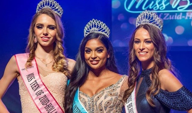 Drie winnaressen met rechts Laura van Berkel