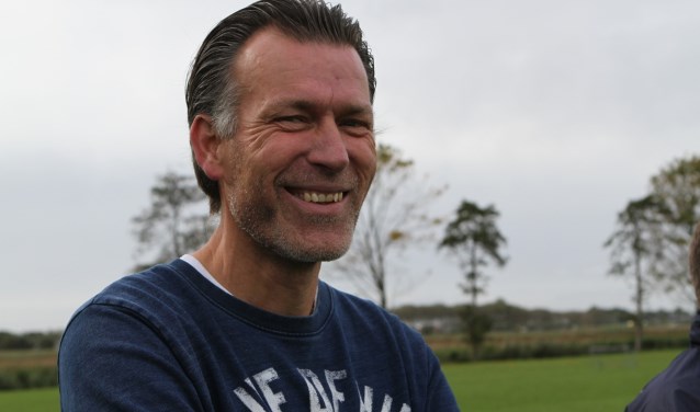 Trainer Ron Klein en Zwartewaal hebben nog een theoretische kans op nacompetitievoetbal. (Archieffoto: Wil van Balen).