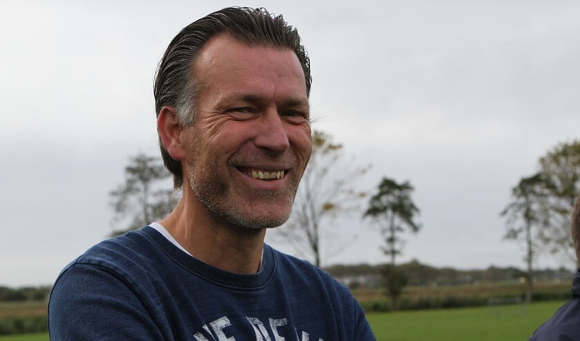 Trainer Ron Klein en Zwartewaal hebben nog een theoretische kans op nacompetitievoetbal. (Archieffoto: Wil van Balen).