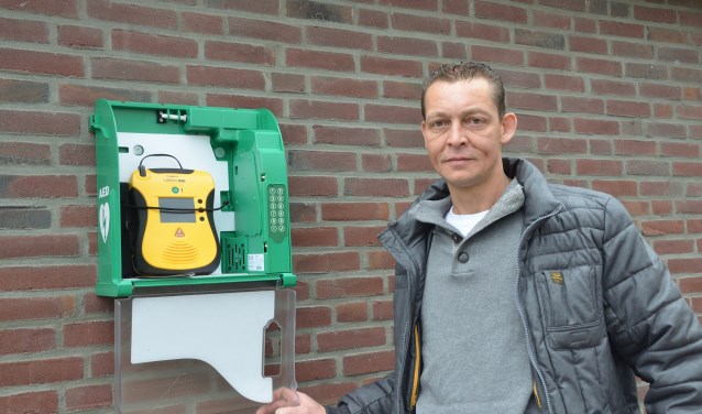 Bij Dennis hangt er inmiddels een buurtAED aan de muur.